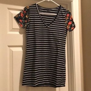 V-Neck Floral T-shirt